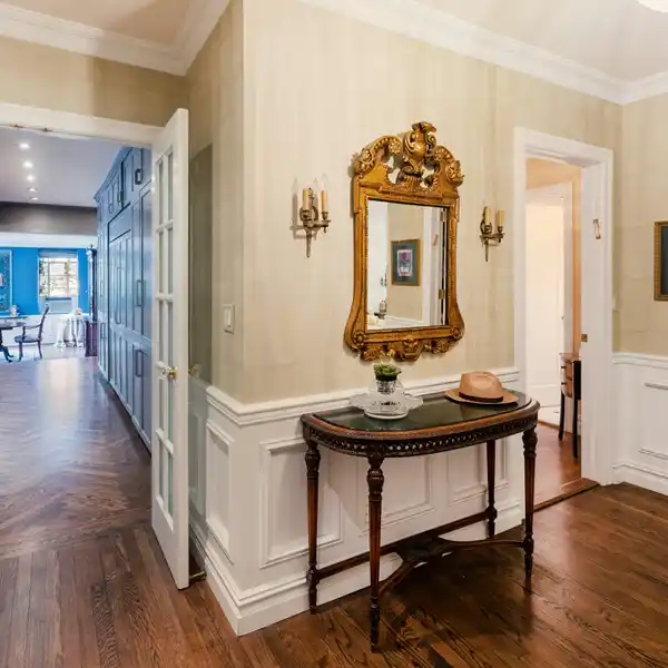 EXQUISITELY RENOVATED APARTMENT IN THE LINDEN HOUSE