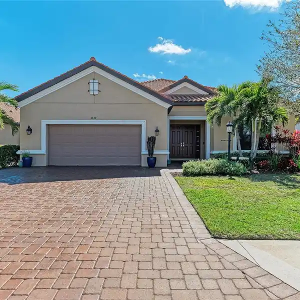 DESIRABLE FLOOR PLAN IN THE COVETED ESPLANADE GOLF & COUNTRY CLUB