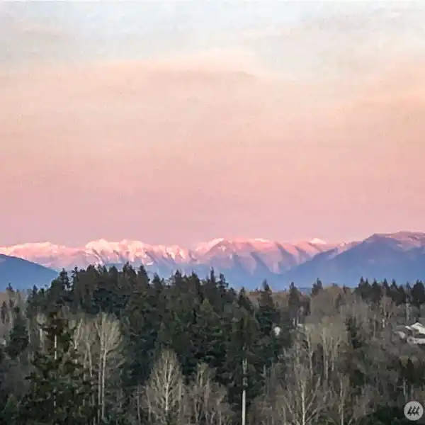 LUXURY LIVING WITH BREATHTAKING MOUNTAIN VIEWS