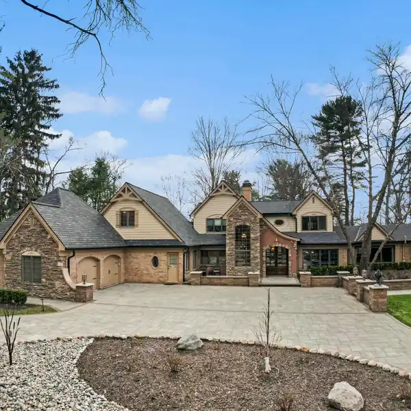 MAGNIFICENT FOUR-ACRE COUNTRY ESTATE