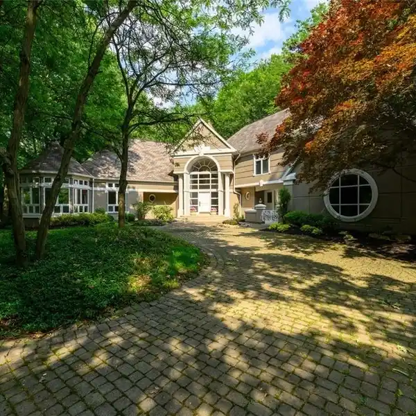 ICONIC MODERN MASTERPIECE ON PRIVATE 3.5 ACRES