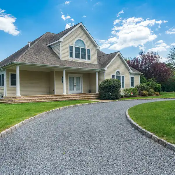 FRESHLY DECORATED FIVE BEDROOM TRADITIONAL HOME FOR RENT