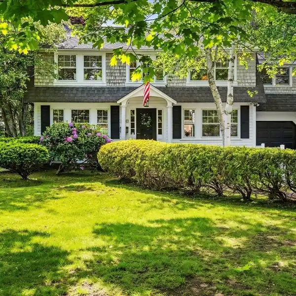 CHARMING GAMBREL IN OSTERVILLE VILLAGE