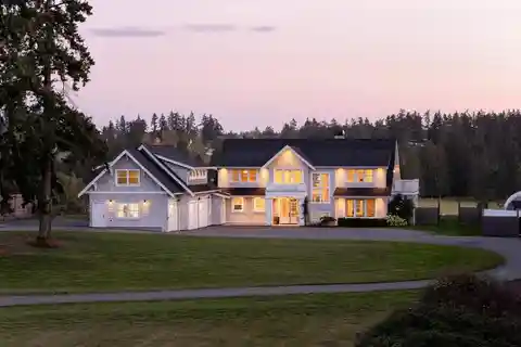 Hamptons-Style Home with Effortless Elegance