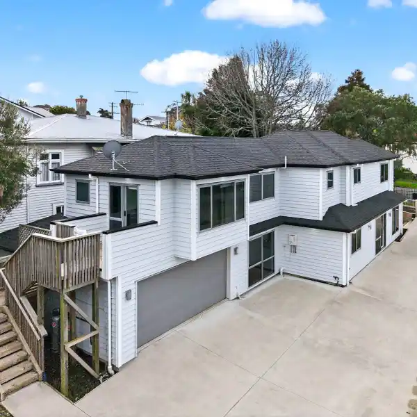 NEARLY NEW HOME IN THE DOUBLE GRAMMAR ZONE