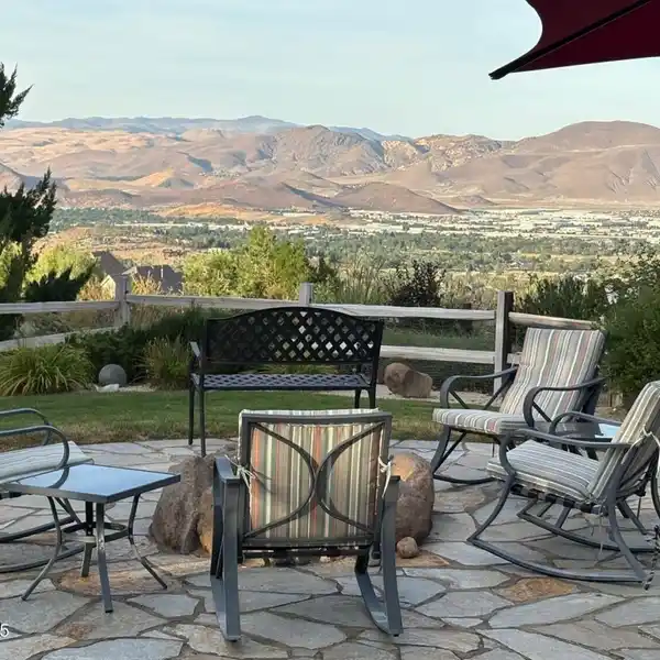WELL-MAINTAINED HOME IN A PRESTIGIOUS COMMUNITY