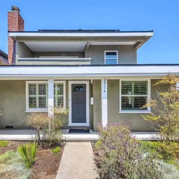 PRIME VENICE LOCATION WITH SPACIOUS OUTDOOR DECK