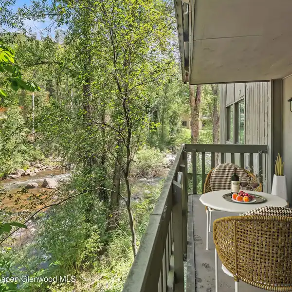SPACIOUS CORNER CONDO RETREAT