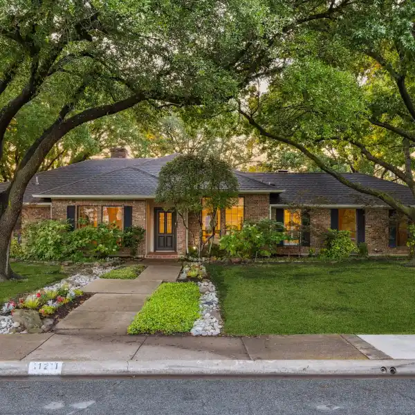 FABULOUS RANCH WITH A FLOWING PLAN