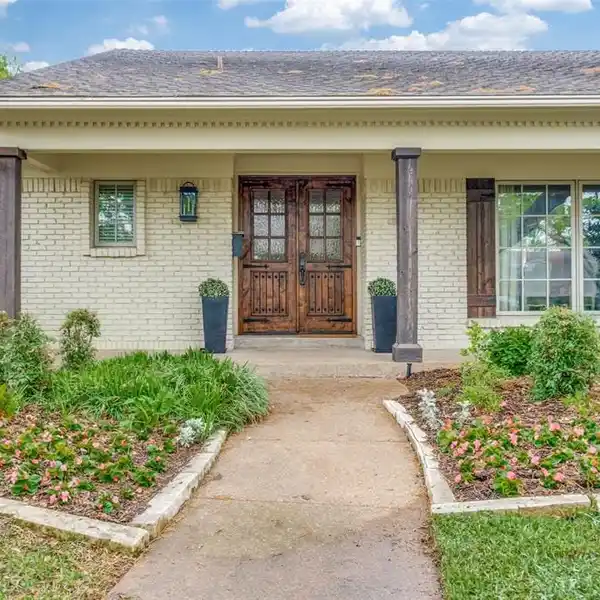 RANCH HOME IN DESIRABLE LES JARDINS