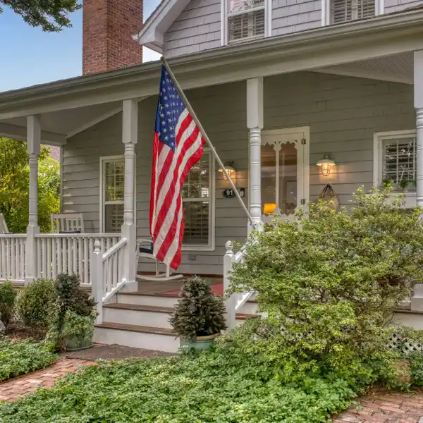 QUIET SOUTHAMPTON GEM WITH MODERN COMFORTS