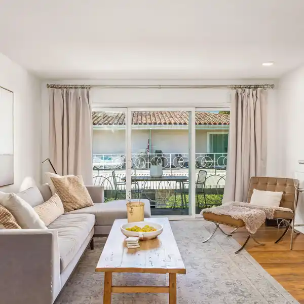 LIGHT-FILLED TOP-FLOOR CONDO