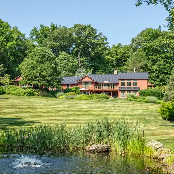 RENOVATED COUNTRY COTTAGE WITH SUBTLE SOPHISTICATION