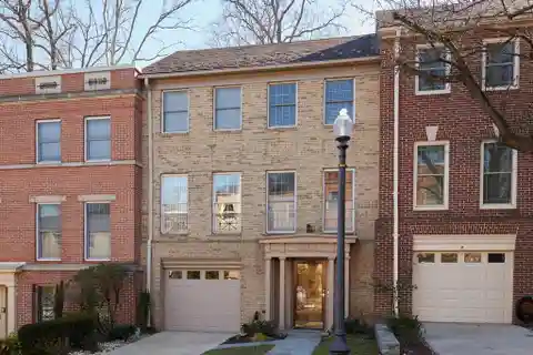 Move-In Ready Townhome in Sought-After Chatsworth