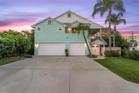 Ideally Located Jupiter Retreat