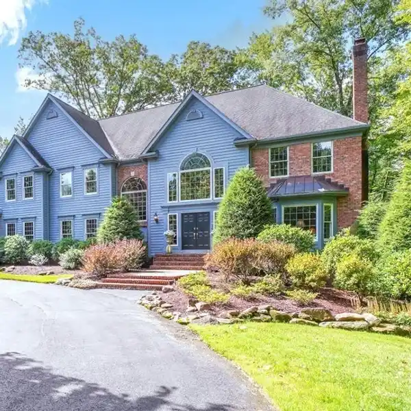 ELEGANT CUSTOM HOME WITH EXPANSIVE LIGHT-FILLED SPACES