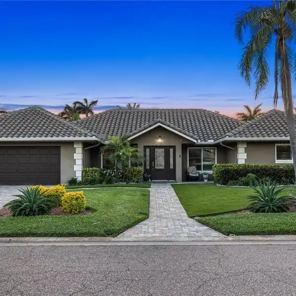 BEAUTIFUL RESIDENCE IN BAYWAY ISLES