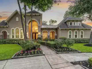 Grand Home on a Quiet Cul-de-sac