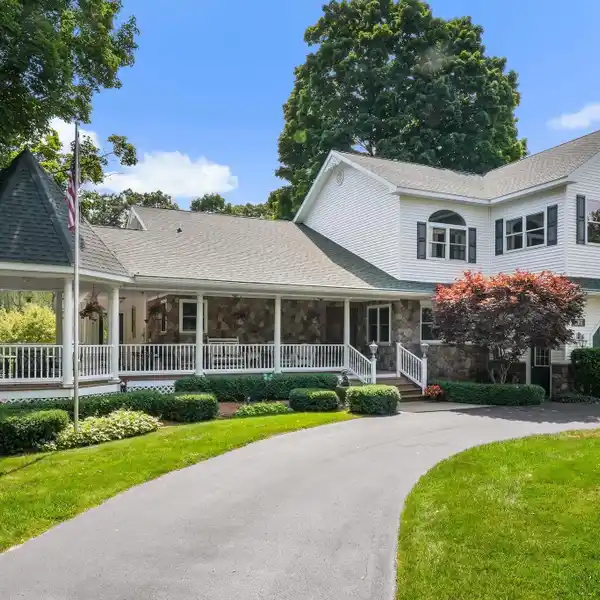 SILVER LAKE STUNNER ON FIVE-PLUS SCENIC ACRES