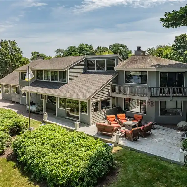 AN EXCEPTIONAL WATERFRONT LIFESTYLE IN AVONDALE