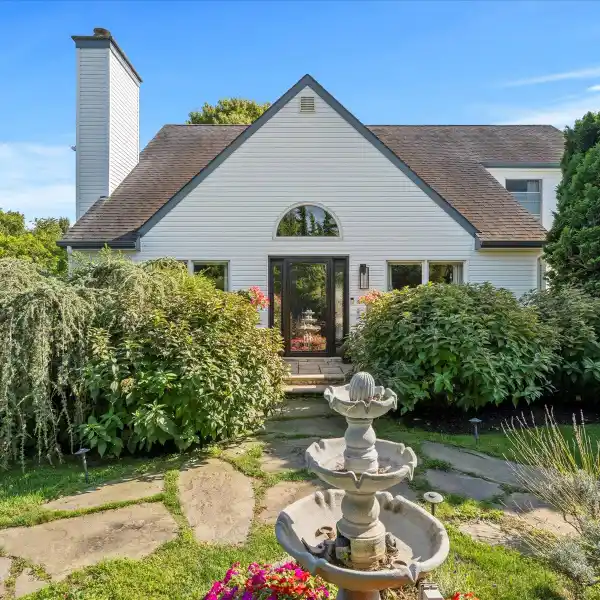 RESORT-STYLE RETREAT WITH EXPANSIVE PRIVATE GROUNDS