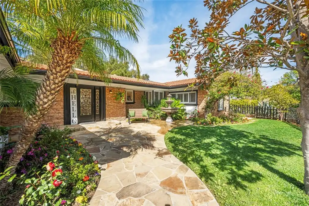 Luxurious Pool Estate in Prestigious Royal Woods