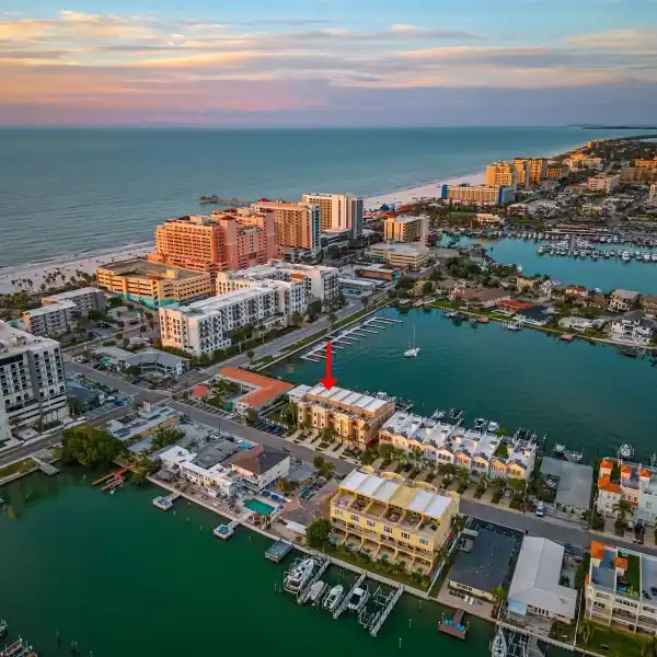 BEAUTIFULLY APPOINTED TOWNHOME IN CLEARWATER BEACH