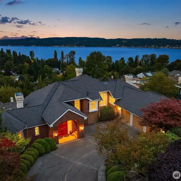 NORTHWEST CONTEMPORARY ABOVE LAKE WASHINGTON