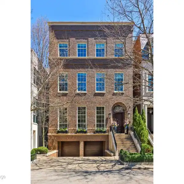 ARCHITECTURAL TOUR DE FORCE IN THE HEART OF LINCOLN PARK