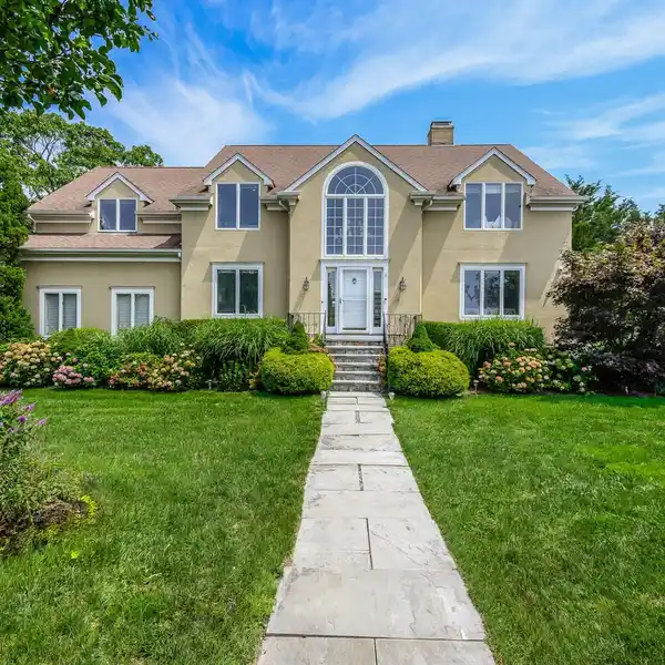 GORGEOUS COLONIAL BEACH HOUSE