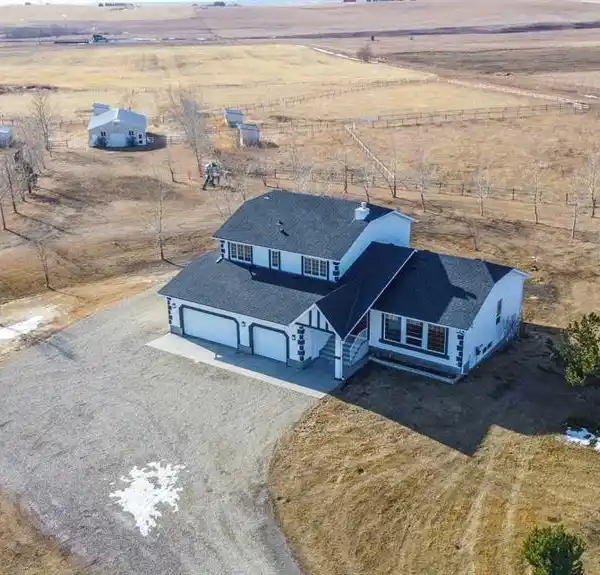 EXECUTIVE HOME ON EXPANSIVE ACREAGE