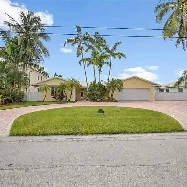 BOATER'S DELIGHT! PRISTINE HOME JUST MINUTES FROM THE OCEAN!