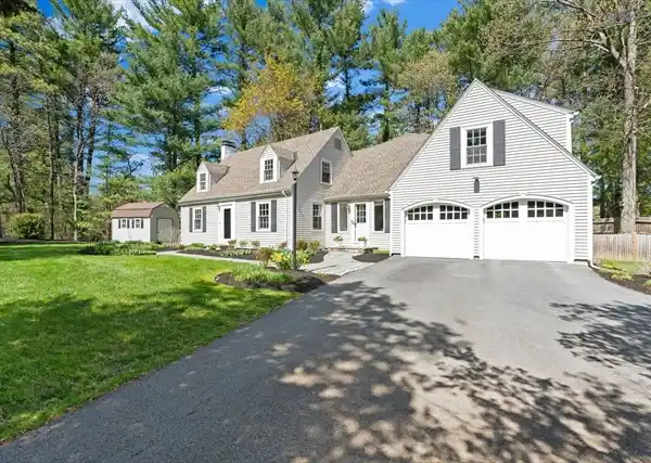PICTURE PERFECT CAPE IN A PRIME LOCATION