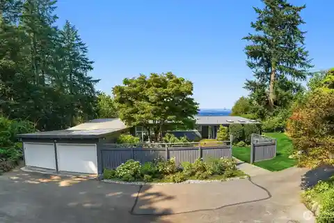 Rare Architectural One-Level Mid-Century Home