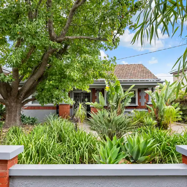 BEAUTIFUL BRICK CALIFORNIAN BUNGALOW