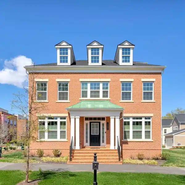 CITY-INSPIRED COLONIAL LIVING