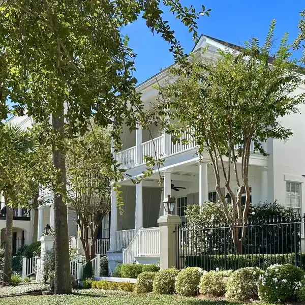 LAKEFRONT NEOCLASSICAL BEAUTY IN THE HEART OF I’ON