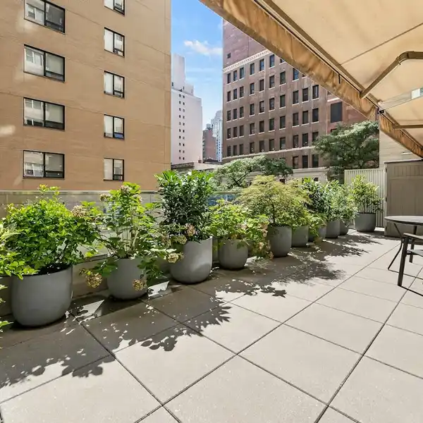 RENOVATED LUXURY COOP WITH STUNNING OUTDOOR SPACE