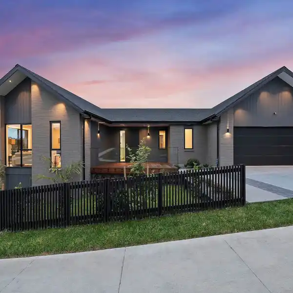 EXPANSIVE ELEGANCE WITH COASTAL CONVENIENCE
