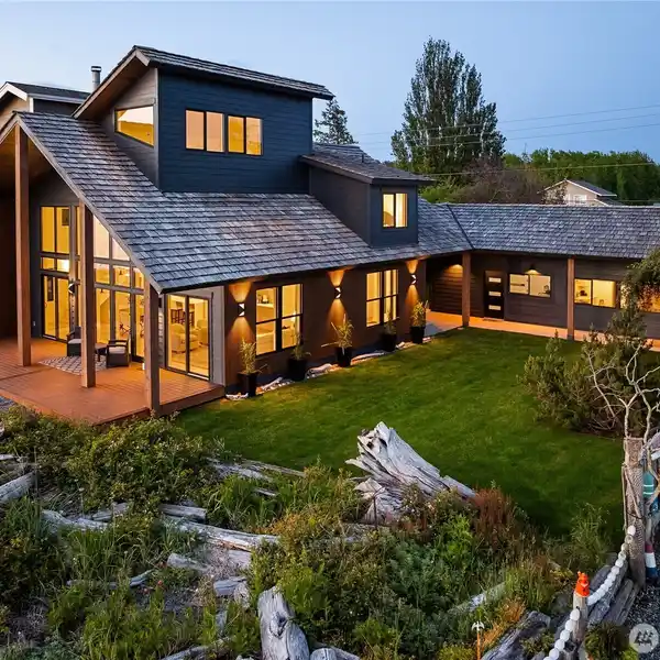 SPECTACULAR WEST-FACING OCEANFRONT PROPERTY