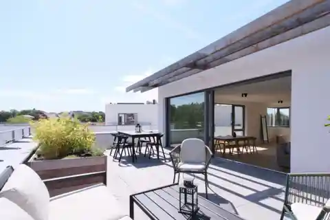 Sunlit Modernist Penthouse with Expansive Terrace