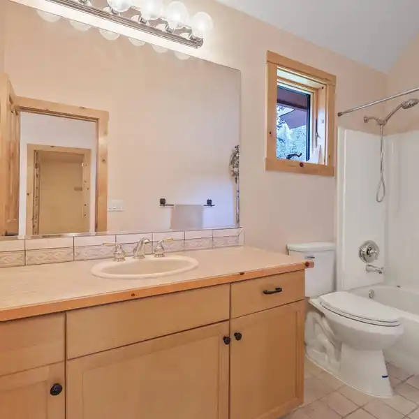 SECLUDED WATERFRONT LODGE