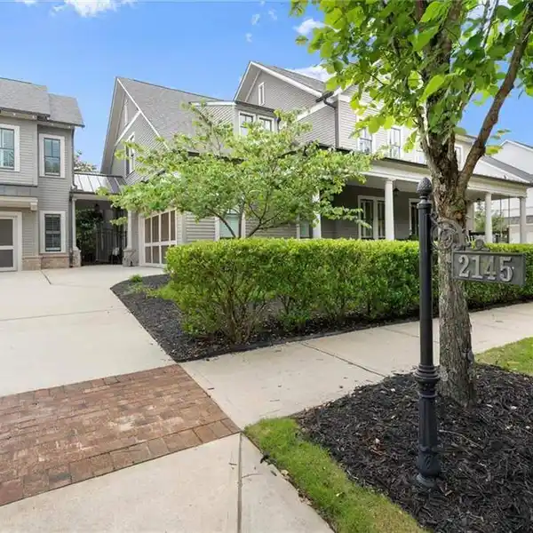 TIMELESS LUXURY ESTATE IN VIBRANT CRABAPPLE
