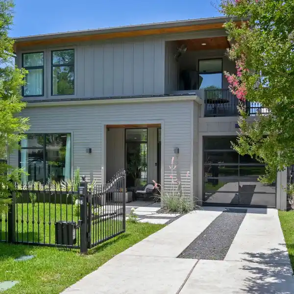 DESIGNER PERFECTION STEPS FROM BRENTWOOD HOTSPOTS