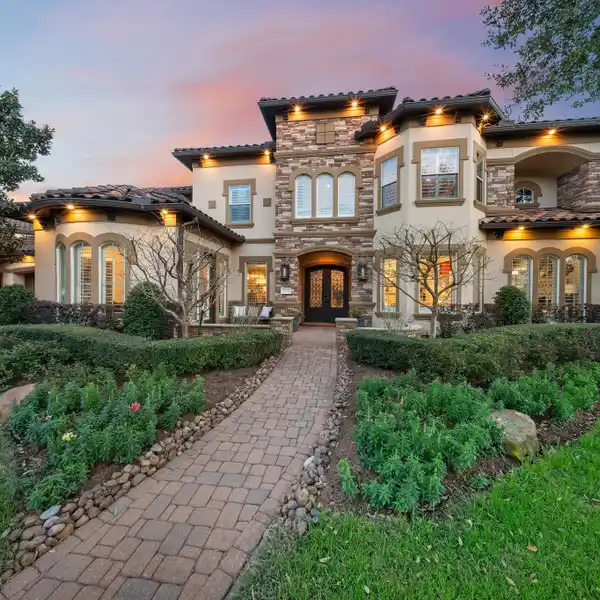 MAJESTIC LIVING IN WATERSIDE OF RIVERSTONE