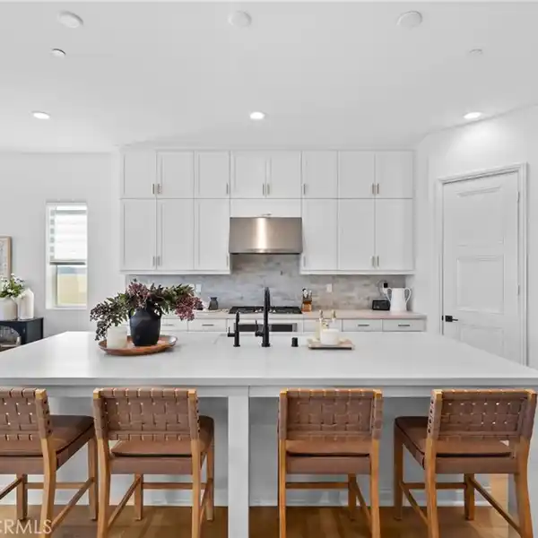 LUXURY ENTERTAINER’S HOME WITH PANORAMIC OUTDOOR VIEWS