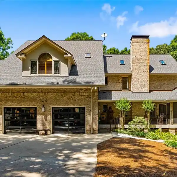 EXCEPTIONAL CUSTOM BUILT BRICK CONTEMPORARY ESTATE