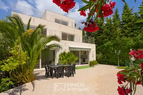 Contemporary Villa Close to the Sea