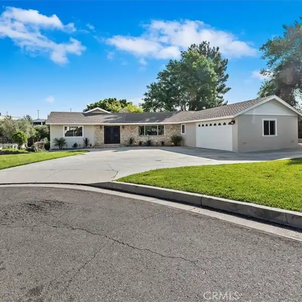 NEWLY REMODELED ENTERTAINER'S DELIGHT