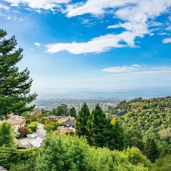 BEAUTIFUL MID-CENTURY RETREAT WITH BAY VIEWS & PRIVACY